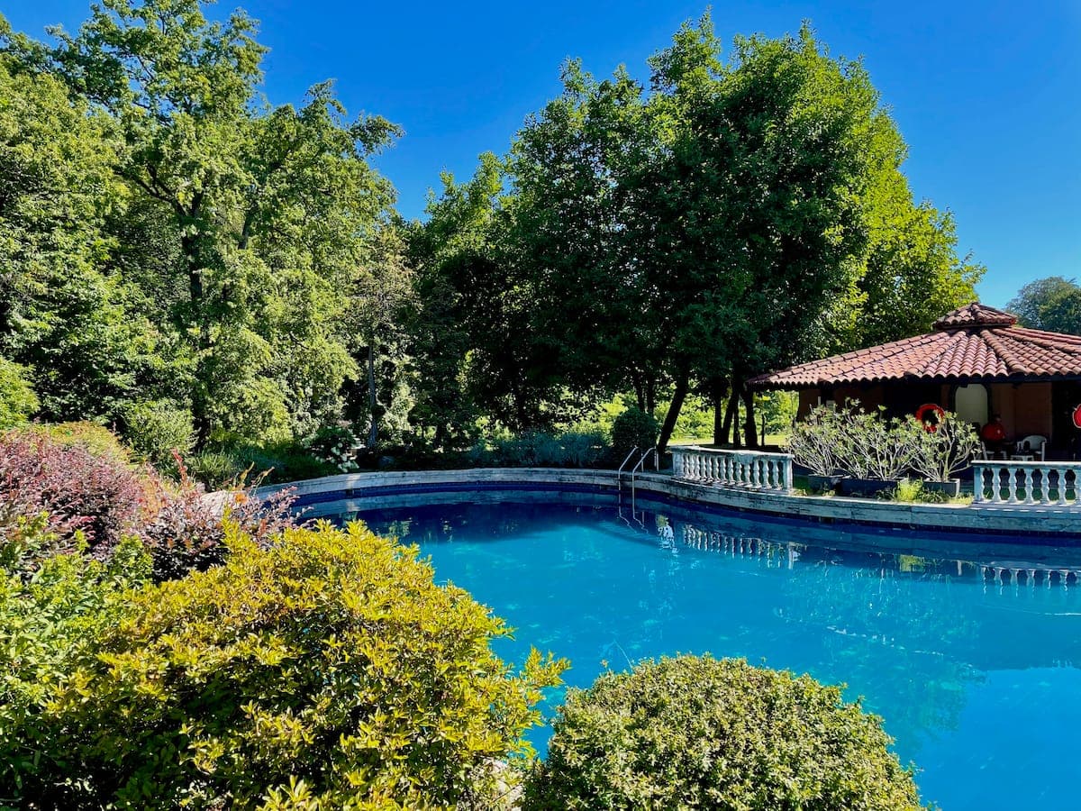 Pool in the park at Cozy Flat Monate